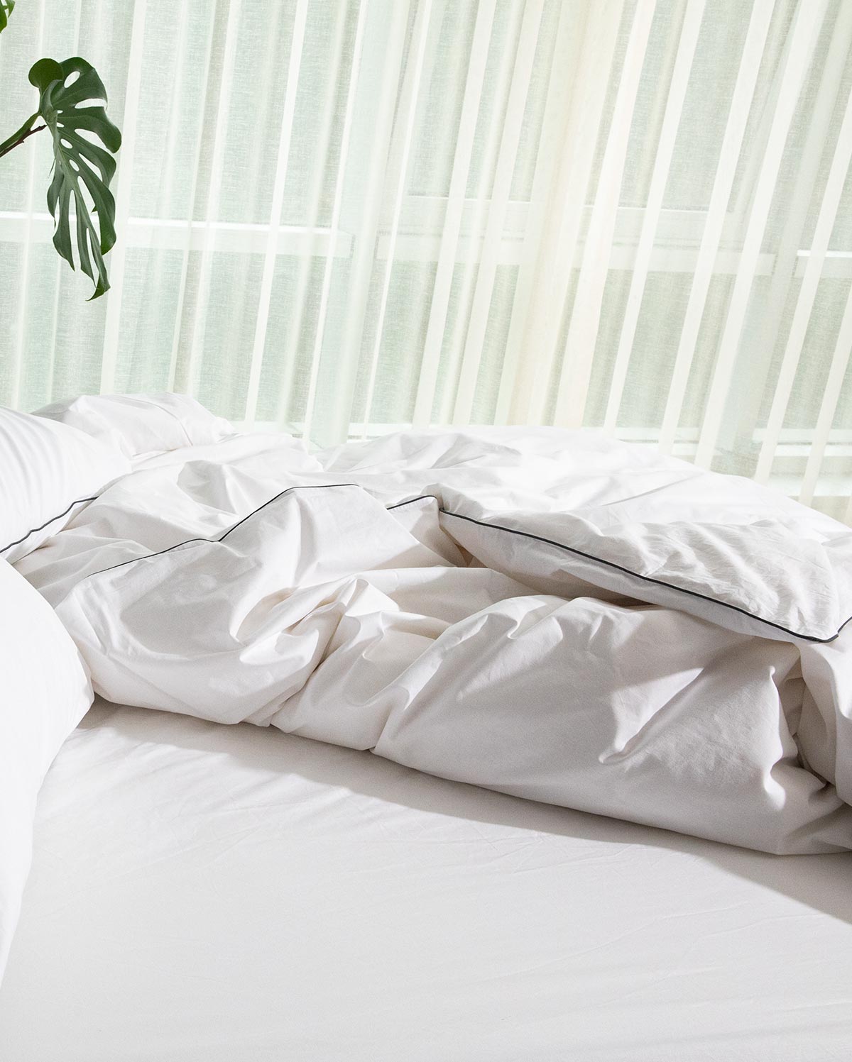 Classic Percale - Core Bedding Set - White with Anthracite Piped Edge