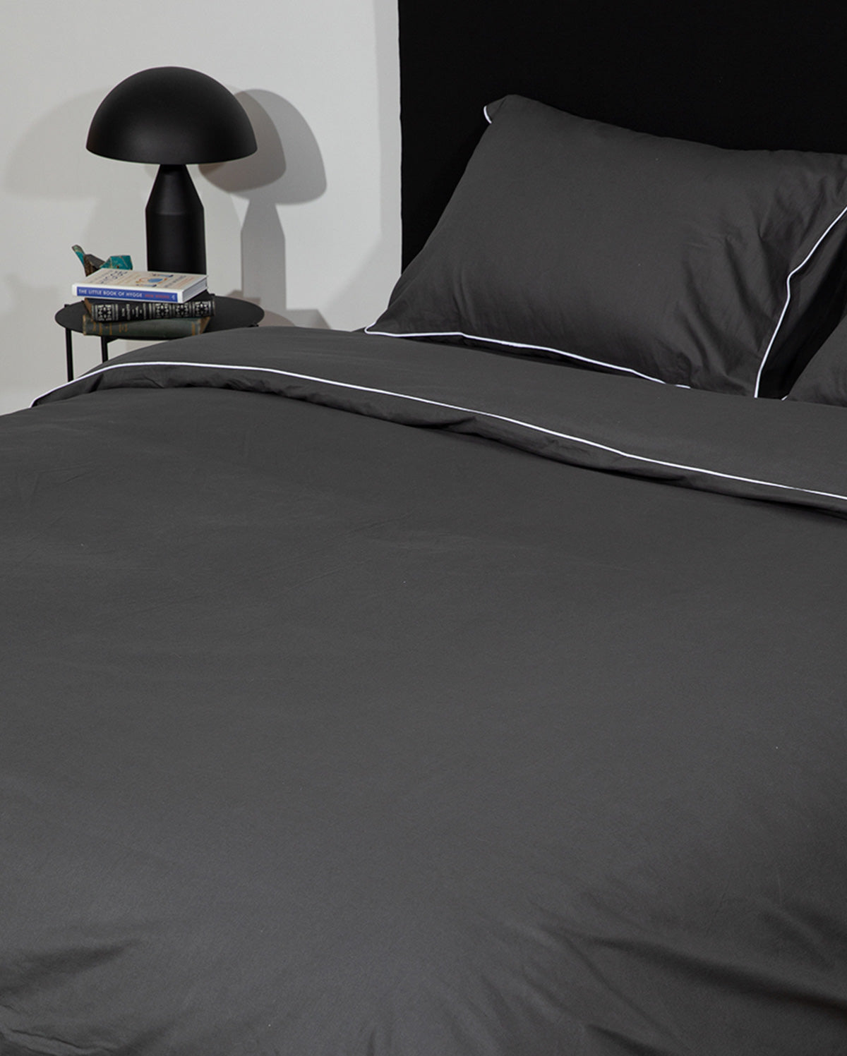 Classic Percale - Core Bedding Set - Anthracite with White Piped Edge