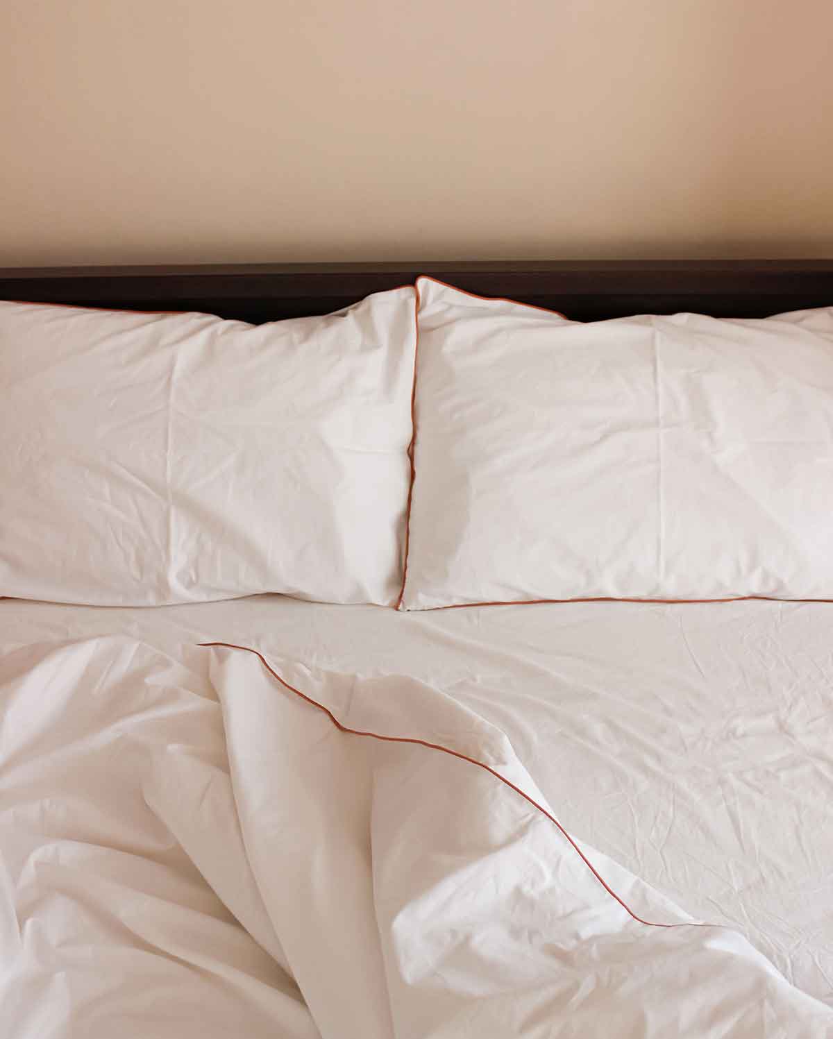 Classic Percale Pillowcase 2pcs- White with Peach Pipe Edge